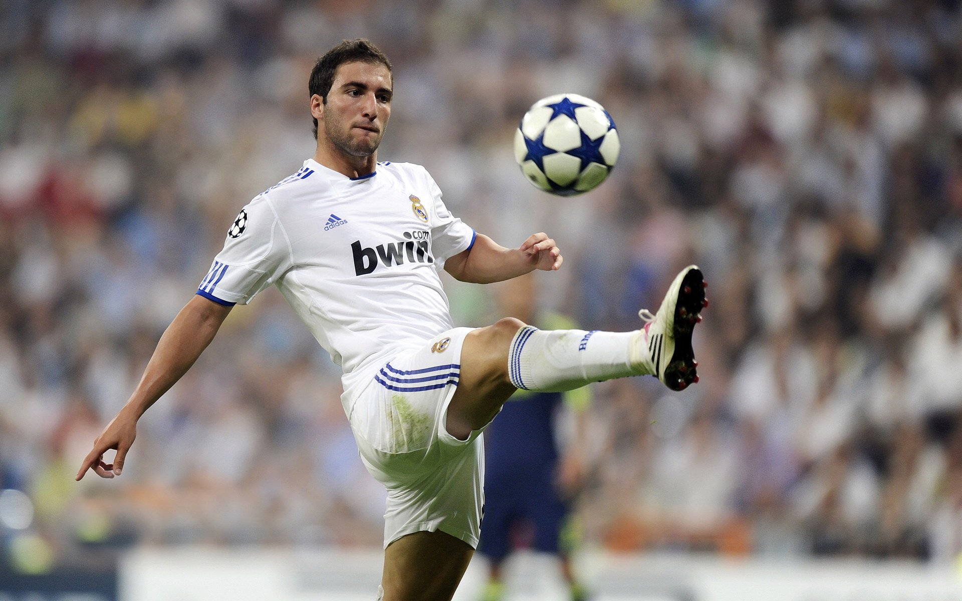 阿扎伦卡意外战胜RNG，领先优势明显引爆全场！热度持续攀升